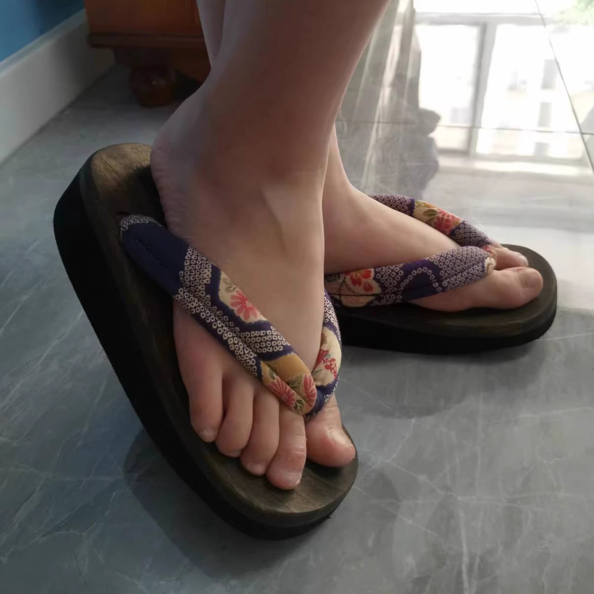 أحذية نسائية للتنكر بكعب متوسط - مراجعة Geta Wooden Sandal وسعره