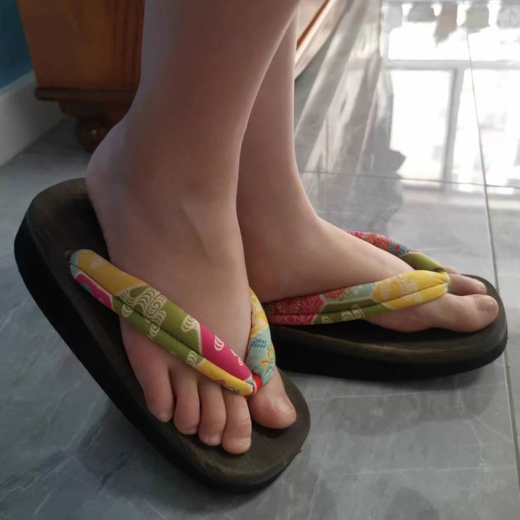 أحذية نسائية للتنكر بكعب متوسط - مراجعة Geta Wooden Sandal وسعره